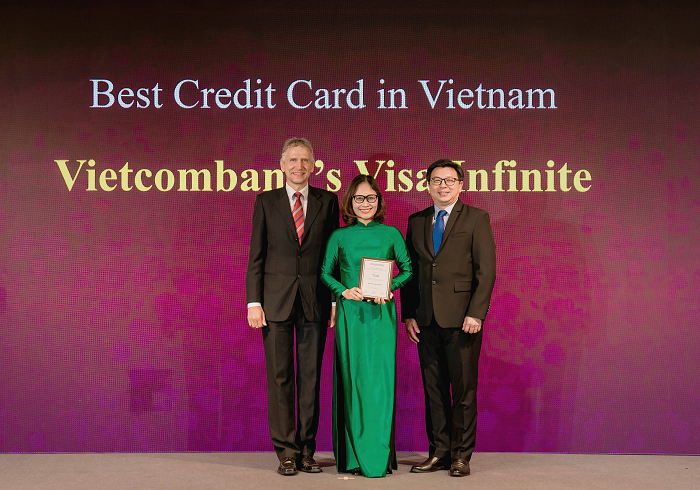 Bà Trần Thị Hạnh – Trưởng Phòng Phát triển Sản phẩm Bán lẻ đại diện Vietcombank nhận giải Thẻ tín dụng tốt nhất Việt Nam năm 2024.