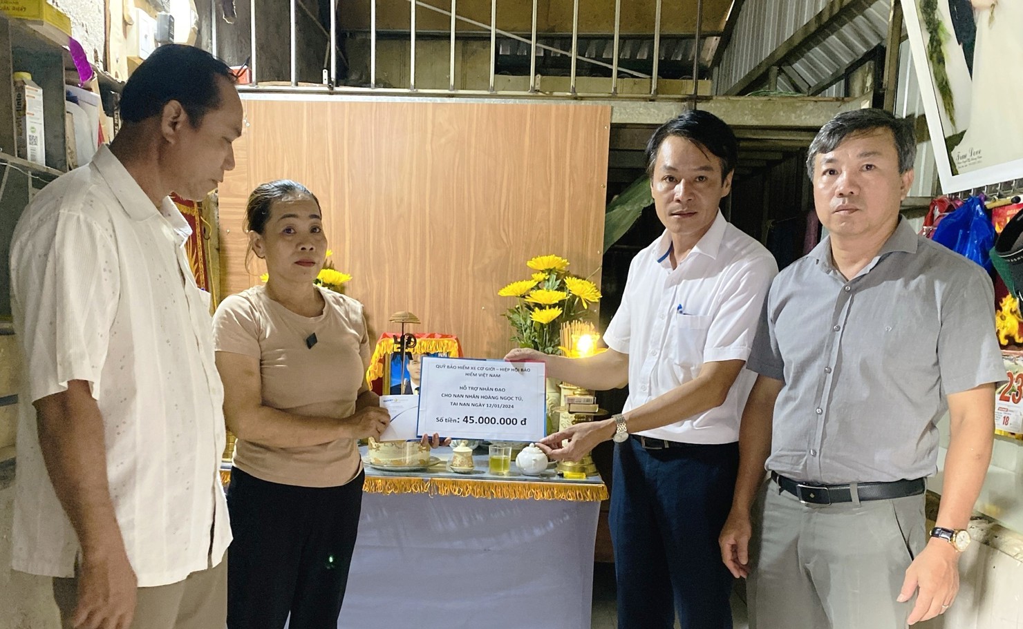 Lãnh đạo Công ty Bảo Việt Quảng Trị trao số tiền hỗ trợ nhân đạo cho gia đình nạn nhân.