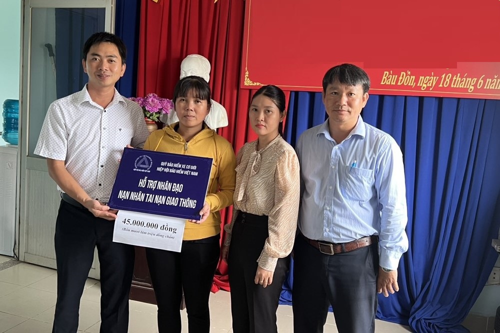 Trao hỗ trợ nhân đạo cho gia đình nạn nhân Nguyễn Thị Muổn.