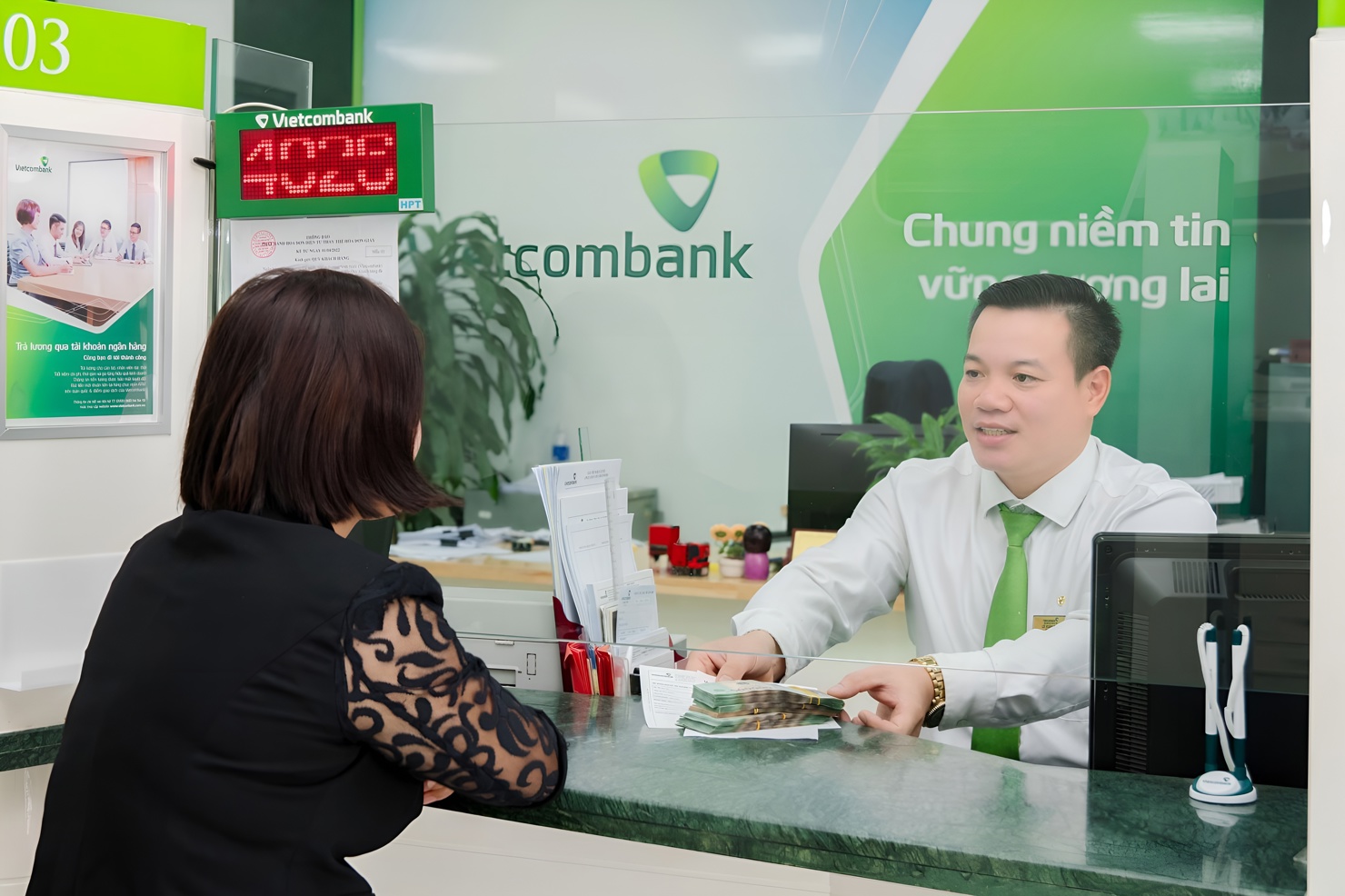 Các nhân viên của Vietcombank luôn nỗ lực để hỗ trợ khách hàng. 