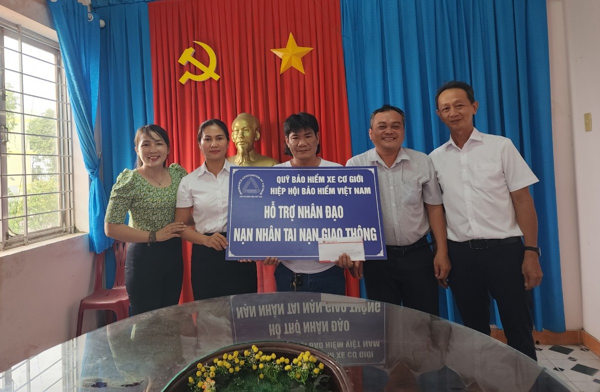Trao hỗ trợ cho gia đình nạn nhân Nguyễn Thị Cho.