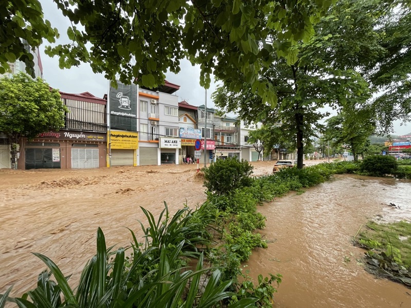 Lãnh đạo UBND các tỉnh, thành phố khắc phục hậu quả thiên tai theo “phương châm bốn tại chỗ”.