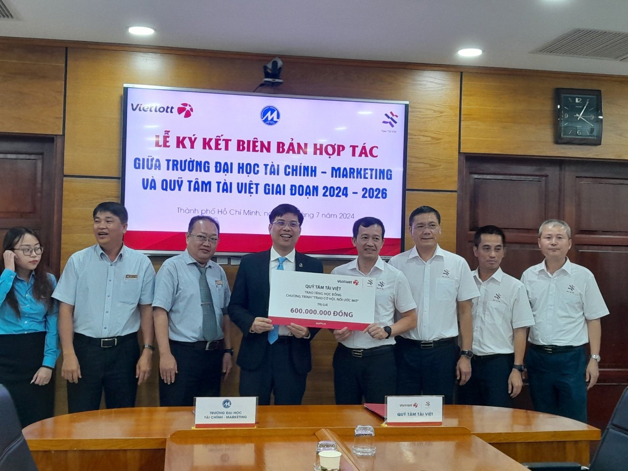Vietlott tài trợ học bổng 600 triệu đồng cho sinh viên Trường Đại học Tài chính - Marketing. Ảnh: Thoa Nguyễn