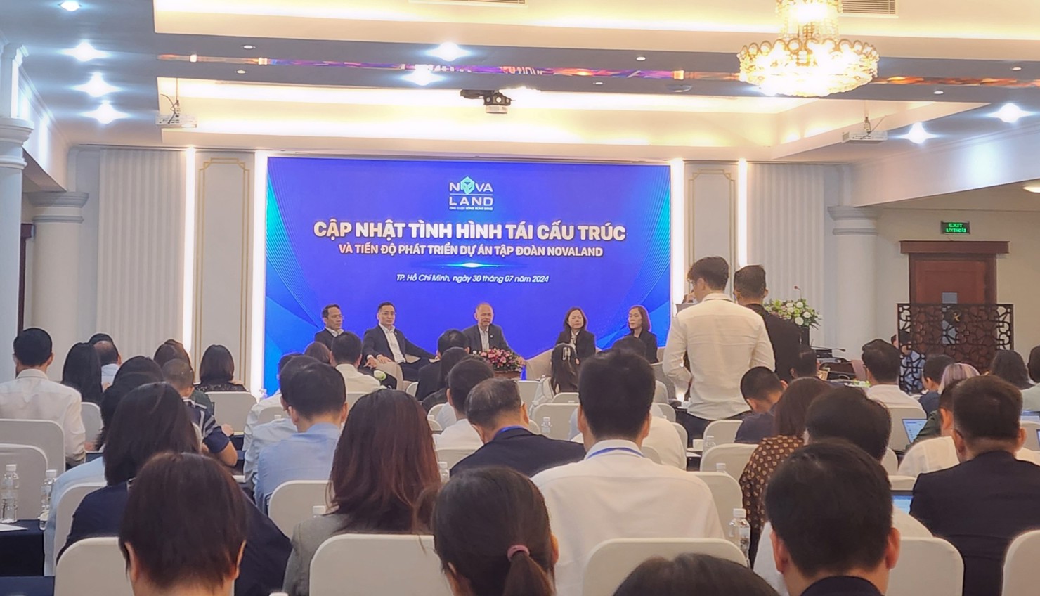 Ông Ng Teck Yow – Thành viên HĐQT, Tổng Giám đốc NVL (giữa) cùng lãnh đạo tập đoàn chia sẻ thông tin tiến độ các dự án. Ảnh: HC