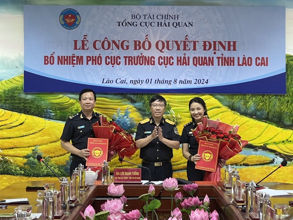 Phó Tổng cục trưởng Lưu Mạnh Tưởng trao quyết định và tặng hoa chúc mừng 2 tân Phó Cục trưởng Cục Hải quan Lào Cai.