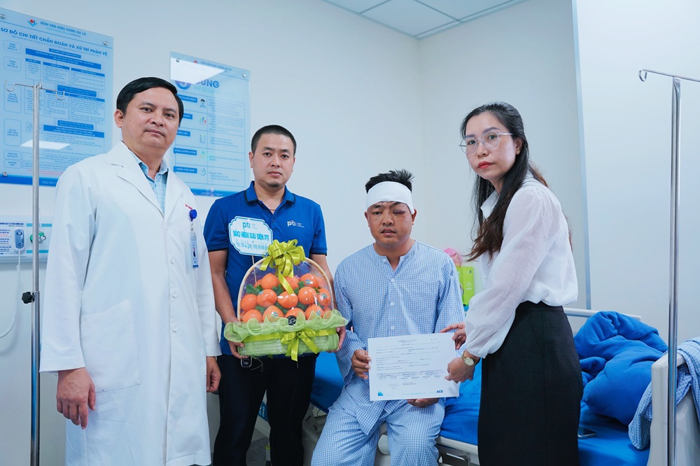 Ban Lãnh đạo PTI Gia Lai và Ban Lãnh đạo Bệnh viện Hùng Vương thăm hỏi và tặng quà cho nạn nhân trong vụ tai nạn tại Quốc lộ 14. 