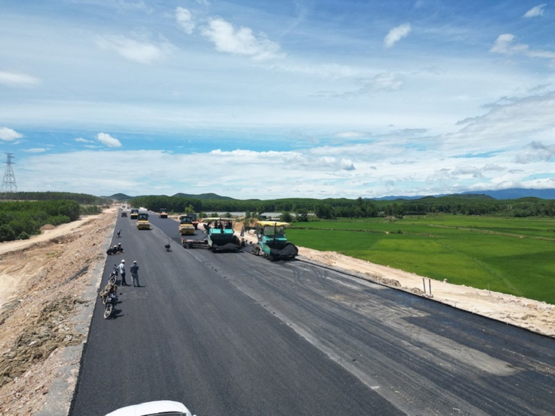 Thi công cao tốc Bắc - Nam, đoạn Vạn Ninh - Cam Lộ