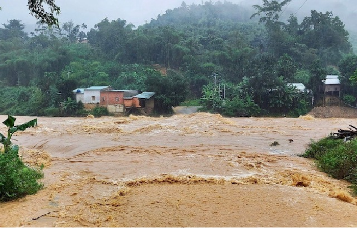 Lãnh đạo các địa phương chủ động bố trí lực lượng, phương tiện kiên quyết di dời dân ra khỏi nơi khu vực nguy hiểm, có nguy cơ cao xảy ra sạt lở, lũ ống, lũ quét.