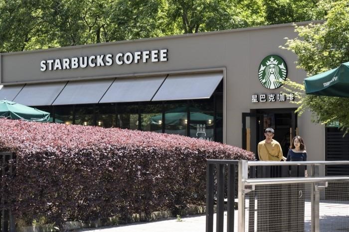 Starbucks đặt mục tiêu cứ mỗi 9 giờ đồng hồ sẽ mở được một cửa hàng tại Trung Quốc (Ảnh một cửa hàng Starbucks ở Thượng Hải).