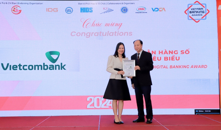 Bà Trần Thị Liên Hằng - Phó Trưởng Phòng Phát triển Kênh số & Đối tác đại diện Vietcombank nhận giải