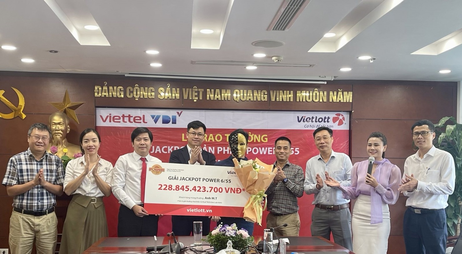 Anh M.T nhận giải Jackpot trị giá hơn 228 tỷ đồng. Ảnh: Vietlott