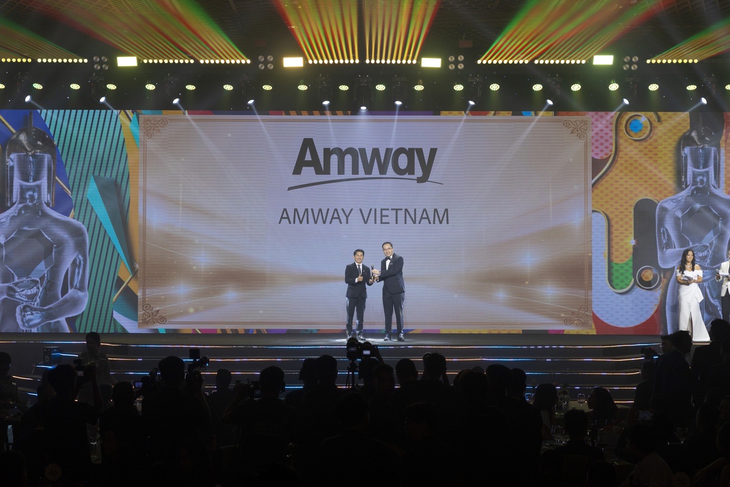 Ông Huỳnh Thiên Triều - Tổng giám Đốc Amway Việt Nam vinh dự được trao tặng phiên bản vàng của chiếc cúp Harmonia với thành tích 5 năm đạt được giải thưởng HR Asia - Nơi làm việc tốt nhất châu Á 2024.