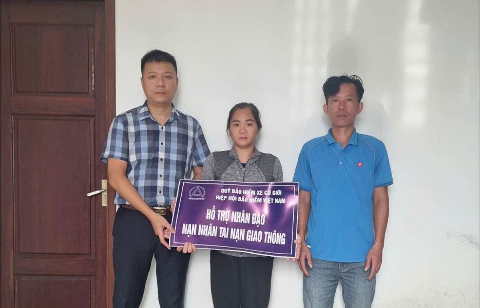 Đại diện Quỹ Bảo hiểm xe cơ giới trao hỗ trợ nhân đạo cho gia đình nạn nhân Nguyễn Quốc Khánh.