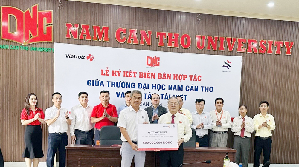 Đại diện Quỹ Tâm Tài Việt trao tặng học bổng đến trường Đại học Nam Cần Thơ.