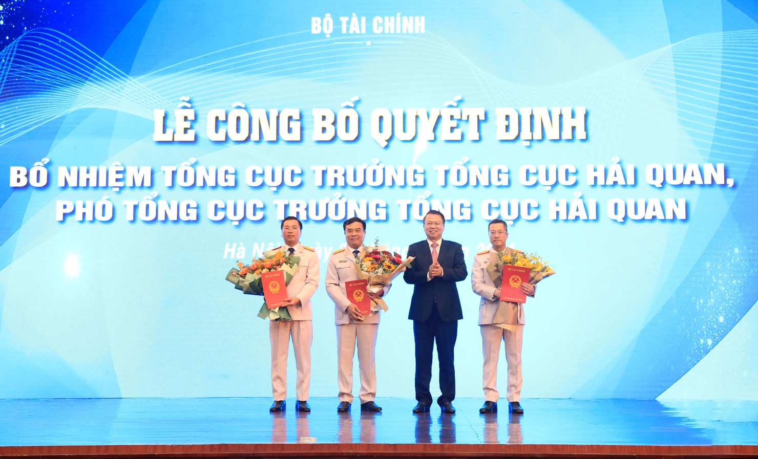 Thứ trưởng Bộ Tài chính Nguyễn Đức Chi trao quyết định bổ nhiệm cho 03 đồng chí Lãnh đạo Tổng cục Hải quan.