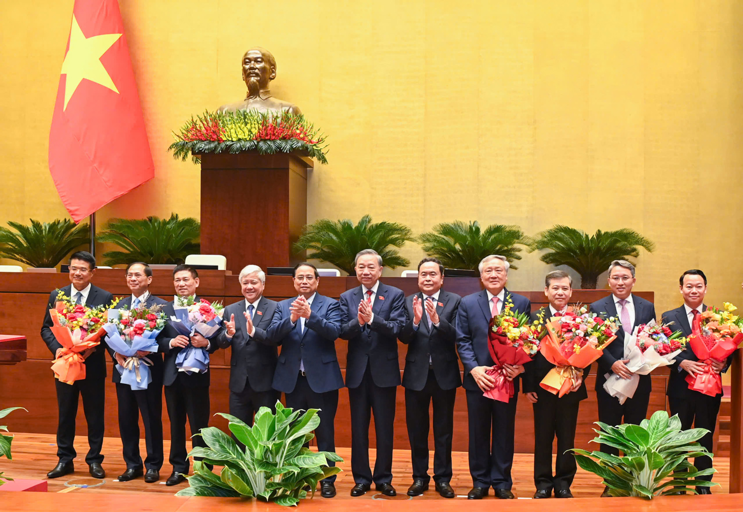 Lãnh đạo Đảng, Nhà nước tặng hoa chúc mừng các tân Phó Thủ tướng, Bộ trưởng, Chánh án Tòa án Nhân dân Tối cao, Viện trưởng Viện Kiểm sát Nhân dân Tối cao. 