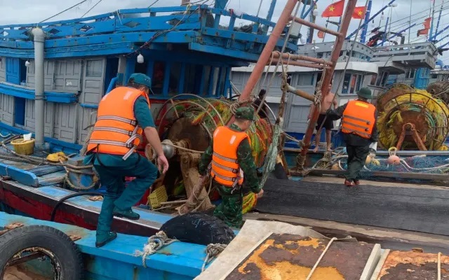 Lãnh đạo các địa phương chỉ đạo chủ động thông tin, hướng dẫn phương tiện, tàu thuyền còn đang hoạt động trên biển biết, khẩn trương về nơi tránh trú an toàn. 