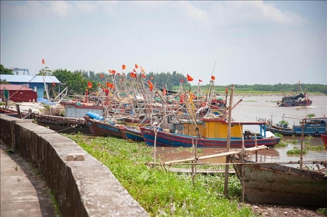 Các địa phương bảo đảm an toàn cho người, tàu thuyền, phương tiện hoạt động trên biển.