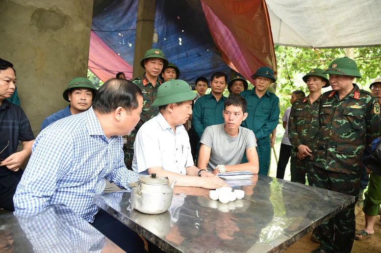 Phó Thủ tướng Hồ Đức Phớc chia buồn cùng gia đình nạn nhân bị sạt lở vùi lấp ngôi nhà làm 4 người tử vong. Ảnh: Trần Mạnh