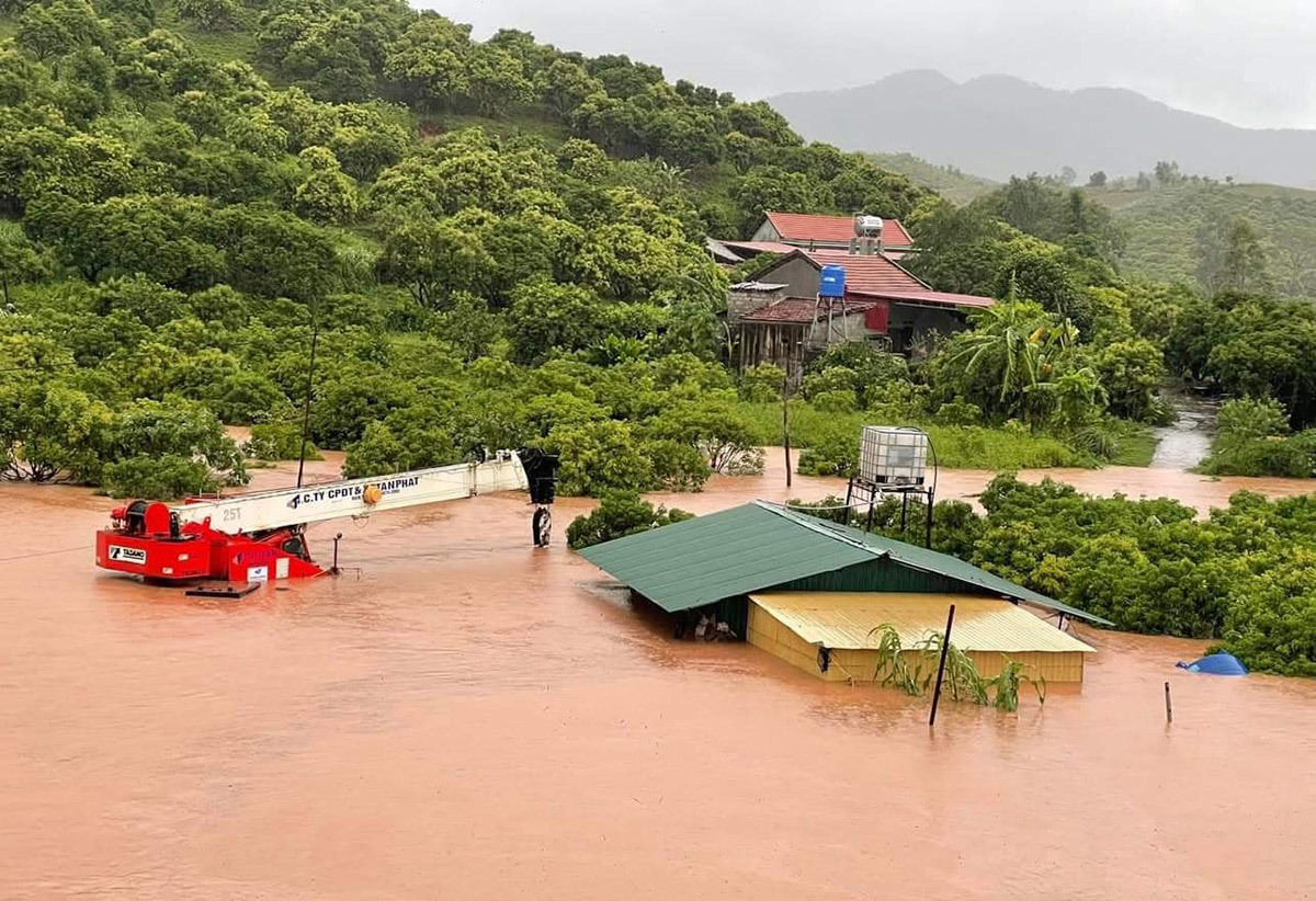 Thủ tướng yêu cầu khẩn trương vận chuyển lương thực, thực phẩm, lương khô, mì tôm..., để cung cấp cho người dân trong vùng bị cô lập do ảnh hưởng của bão số 3.