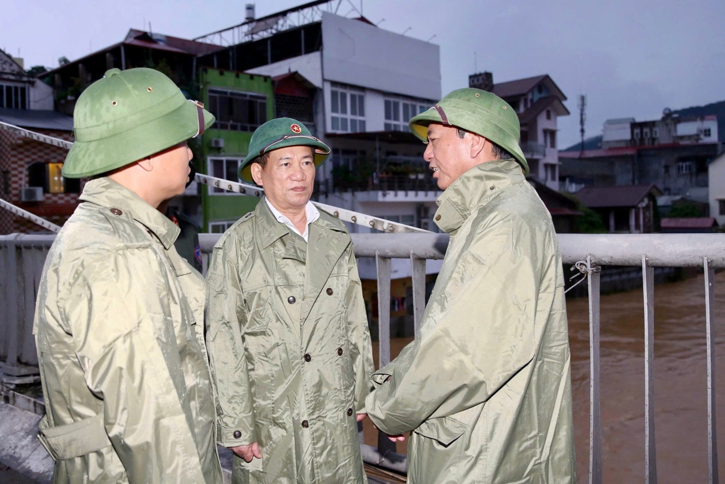 Phó Thủ tướng, Bộ trưởng Bộ Tài chính Hồ Đức Phớc kiểm tra tình hình ngập, úng tại khu vực Sông Hiến (tỉnh Cao Bằng).