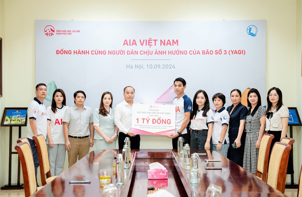 Đại diện AIA Việt Nam trao tặng 01 tỷ đồng hỗ trợ đến 1.000 hộ gia đình và trẻ em tại một số tỉnh, thành phía Bắc chịu ảnh hưởng bởi bão số 3 (Yagi).