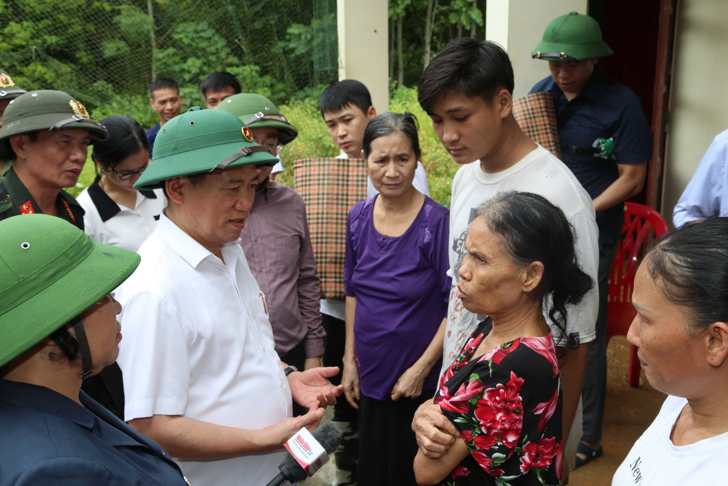 Phó Thủ tướng, Bồ trưởng Hồ Đức Phớc thăm hỏi, động viên người dân Tổ 6, thị trấn Đồng Tâm, huyện Chợ Mới, tỉnh Bắc Kạn. Ảnh: Trần Mạnh