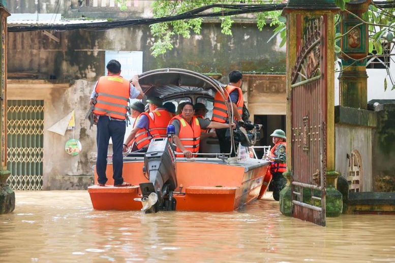 Thủ tướng Phạm Minh Chính thị sát tình hình ngập lụt trên địa bàn tỉnh Bắc Giang sáng 10/9. Ảnh: VGP/Nhật Bắc