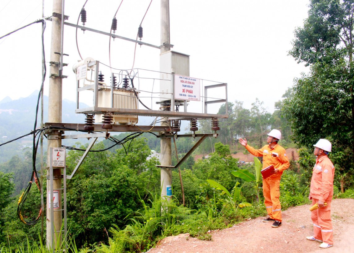 Ngành điện nỗ lực bảo đảm cấp điện an toàn cho sản xuất kinh doanh và sinh hoạt của nhân dân. Ảnh: internet