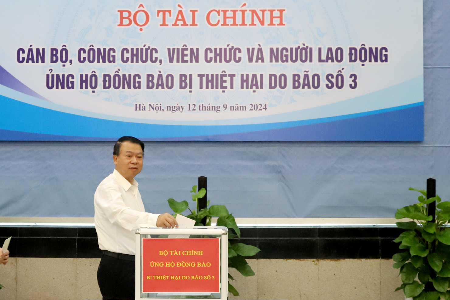 Thứ trưởng Bộ Tài chính Nguyễn Đức Chi ủng hộ đồng bào bị thiệt hại. 