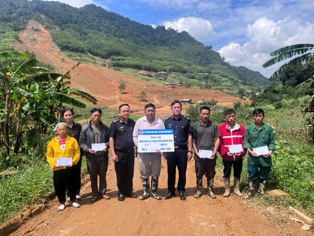 Cục Hải quan Cao Bằng trao quà hỗ trợ dân tại xóm Lũng Lỳ, xã Ca Thành, huyện Nguyên Bình.