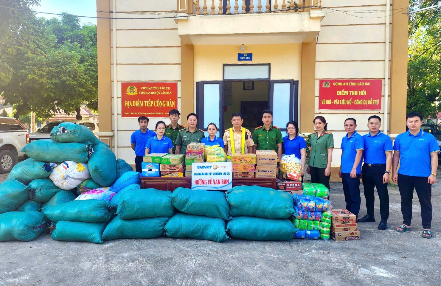 BAOVIET Bank mang nhu yếu phẩm đến cho người dân các vùng bị ngập lụt tại huyện Văn Bàn, tỉnh Lào Cai.