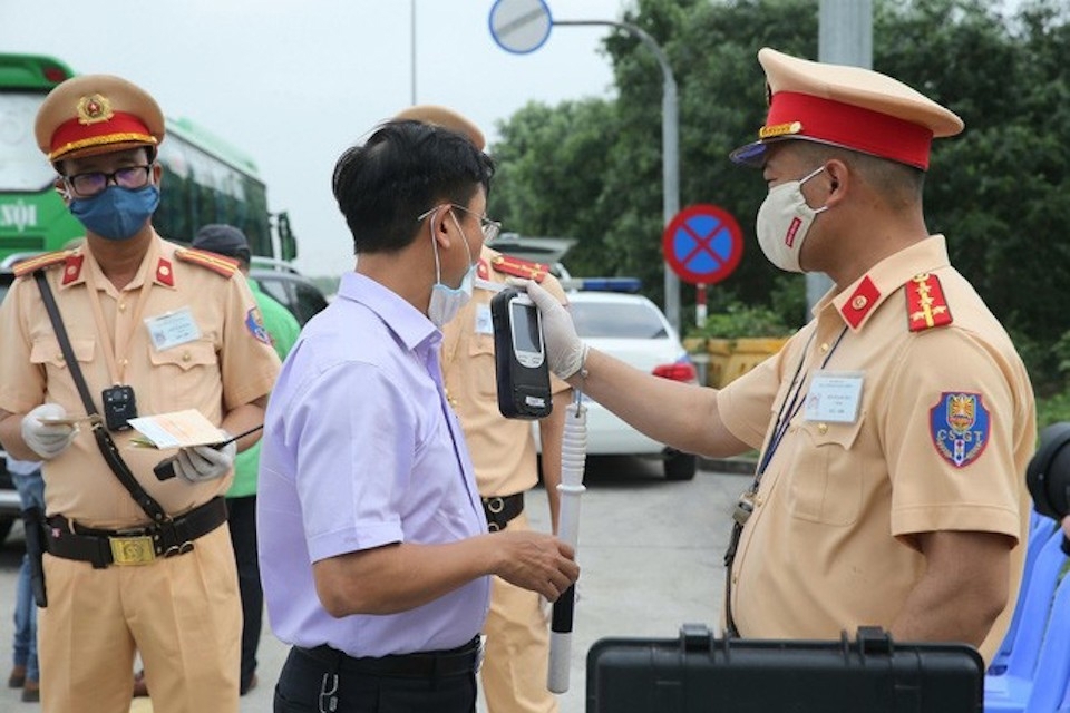 Thủ tướng yêu cầu, nếu người vi phạm là cán bộ, công chức, viên chức thì phải thông báo về cơ quan, đơn vị quản lý cán bộ để xem xét, xử lý theo đúng quy định.