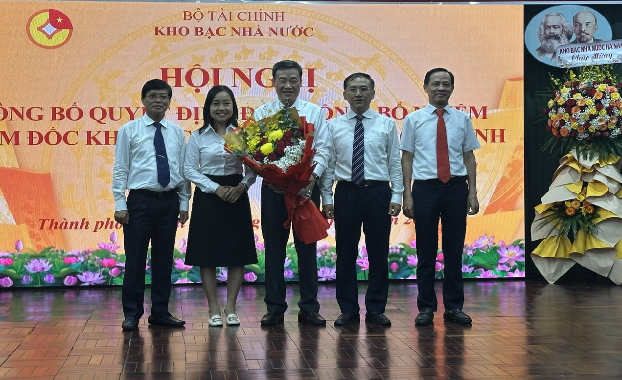 Ông Lê Thanh Phương - Giám đốc KBNN TP. Hồ Chí Minh (người ôm hoa) và Ban Lãnh đạo KBNN TP. Hồ Chí Minh hiện nay. Ảnh: Thanh Sơn