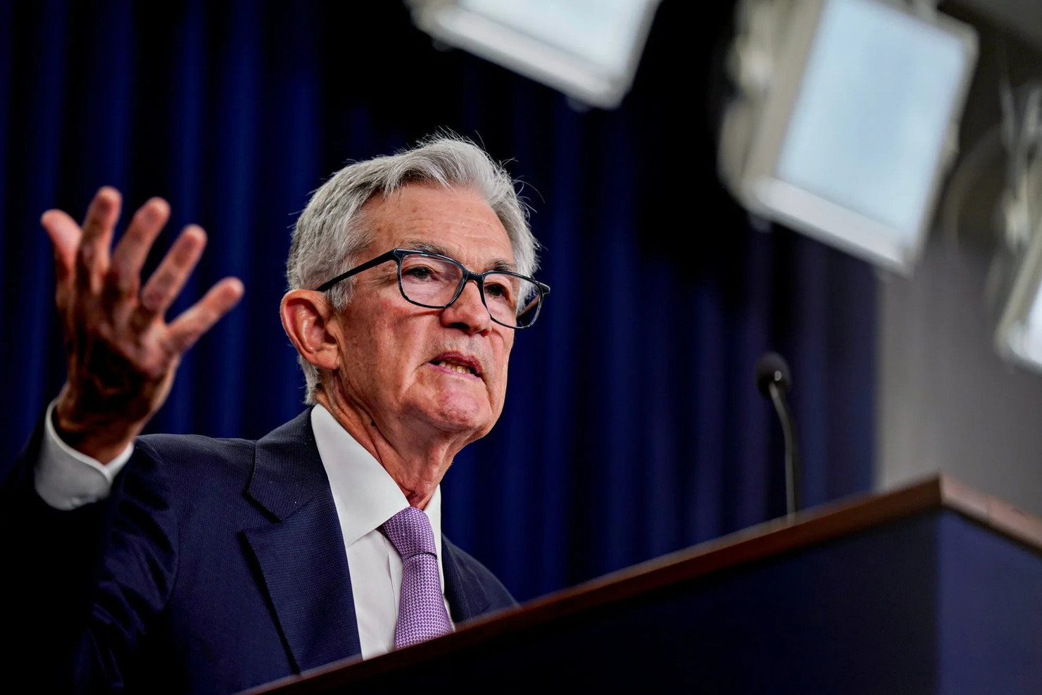 Chủ tịch Fed Jerome Powell tại họp báo sau quyết định hạ lãi suất.