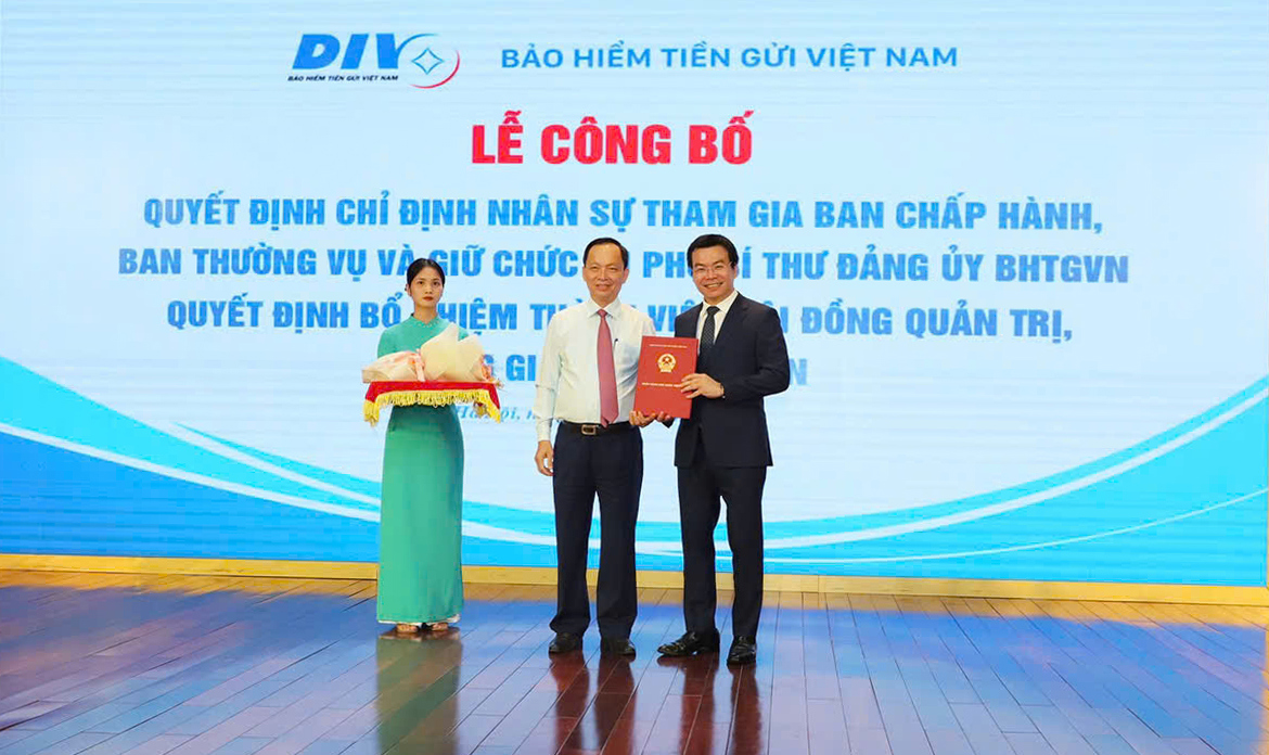 Đồng chí Đào Minh Tú – Phó Bí thư Ban cán sự Đảng, Phó Thống đốc Thường trực Ngân hàng Nhà nước Việt Nam trao Quyết định bổ nhiệm thành viên Hội đồng quản trị, Tổng Giám đốc BHTG Việt Nam đối với đồng chí Đặng Duy Cường.