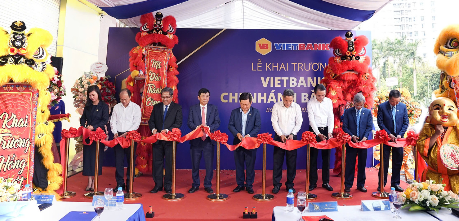 Đại biểu cắt băng ễ khai trương điểm giao dịch thứ 120: Vietbank Chi nhánh Bắc Ninh. Ảnh: VB