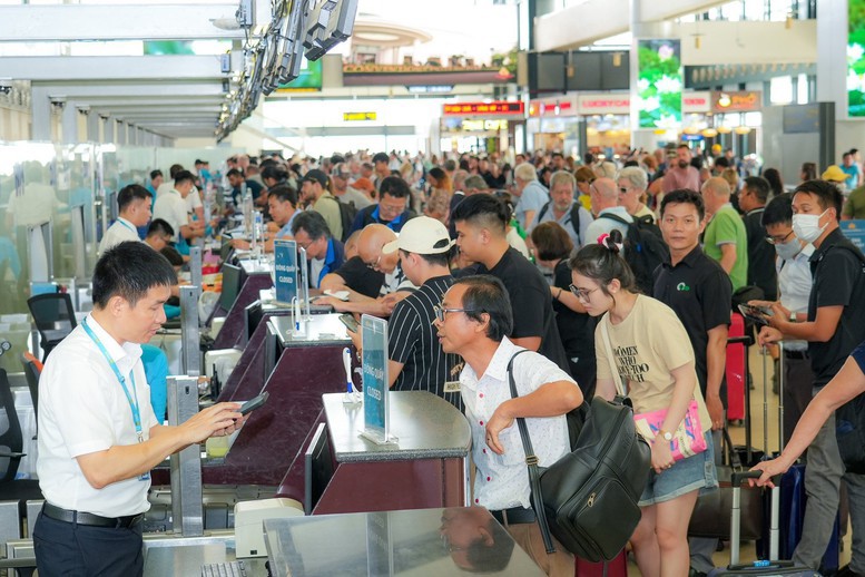 Kiểm soát chặt giá vé máy bay, rà soát cơ cấu giá thành vé máy bay của các hãng hàng không, đảm bảo lợi ích hài hoà giữa người tiêu dùng và các hãng hàng không - Ảnh: NIA