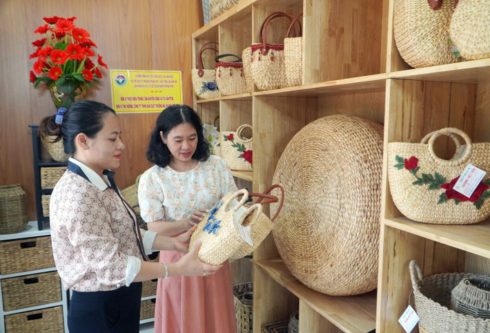 Khách hàng tham quan tại khu trưng bày sản phẩm của Công ty TNHH SX-TM Khang Việt Tiến (huyện Long Điền) do nguồn khuyến công quốc gia hỗ trợ xây dựng. Ảnh: Quang Vinh