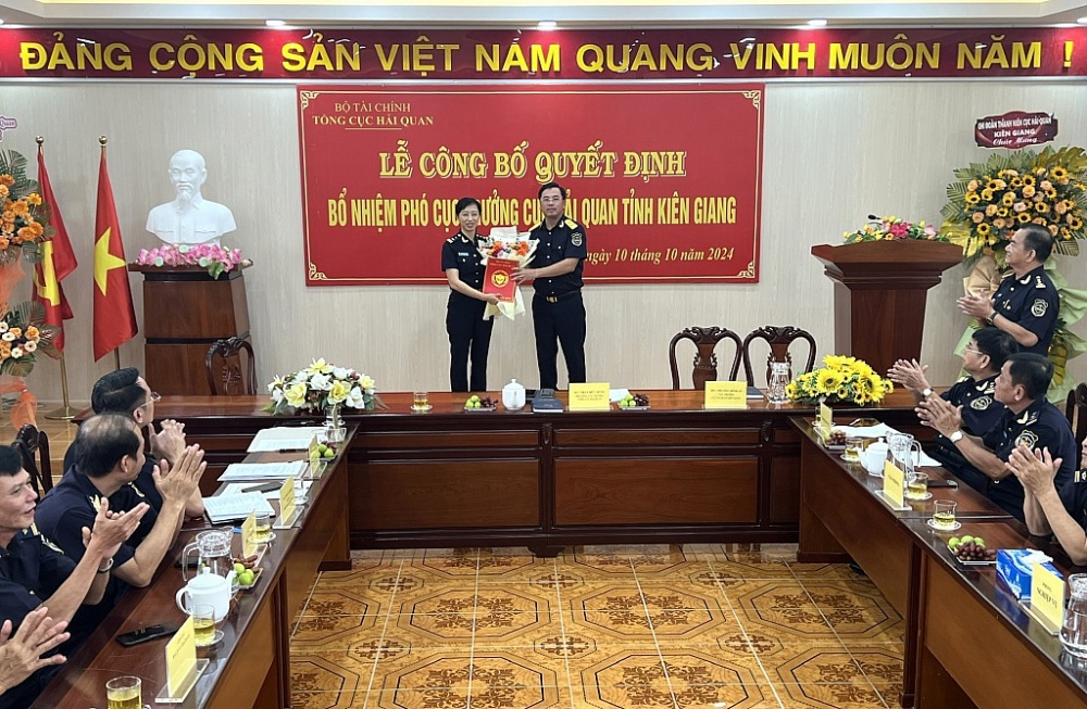 Phó Tổng cục trưởng Tổng cục Hải quan Trần Đức Hùng trao quyết định và tặng hoa chúc mừng tân Phó Cục trưởng Cục Hải quan Kiên Giang Bùi Thị Thùy Giang. Ảnh: HQKG