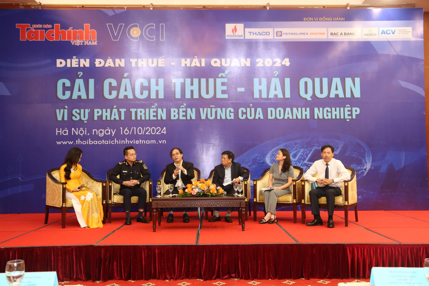 Các đại biểu chia sẻ tại Diễn đàn Thuế - Hải quan năm 2024.