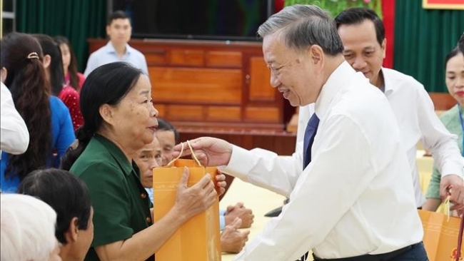 Tổng Bí thư, Chủ tịch nước Tô Lâm tặng quà Mẹ Việt Nam Anh hùng, thương binh, bệnh binh, gia đình chính sách tiêu biểu của tỉnh.