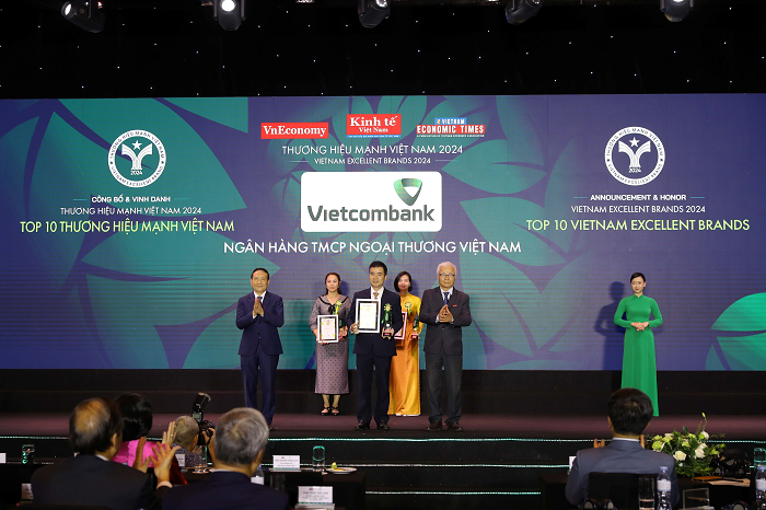 Đại diện Vietcombank (hàng đầu, đứng giữa) nhận cúp và chứng nhận Thương hiệu mạnh Việt Nam năm 2024 từ Ban Tổ chức