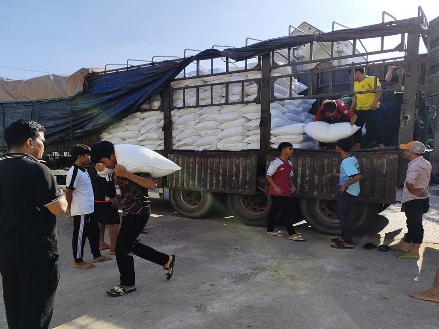 Việc triển khai xuất kho, vận chuyển và giao nhận gạo đến các điểm trường được thực hiện rất kịp thời; gạo được giao đủ về số lượng, chất lượng tốt.