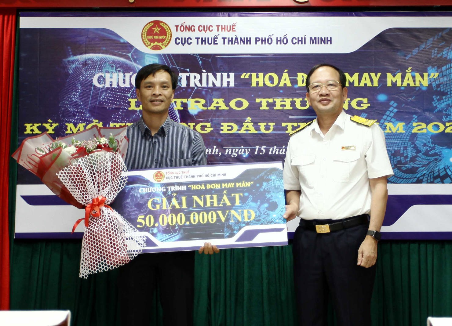 Cục Thuế TP. Hồ Chí Minh tạo điều kiện thuận lợi cho người mua hàng lấy HĐĐT một cách thuận tiện để tham gia chương trình hóa đơn may mắn của ngành Thuế.