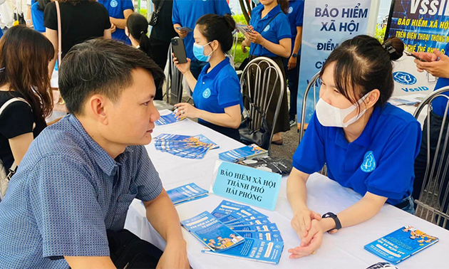 Các bộ, ngành, địa phương tăng cường tuyên truyền các nội dung mới của Luật BHXH để nâng cao nhận thức của người dân. 