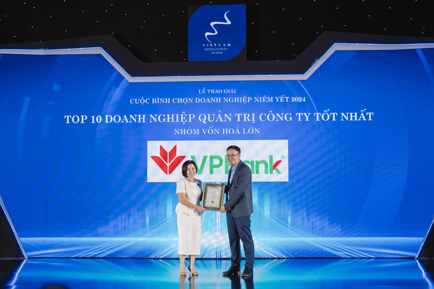 Bà Lưu Thị Thảo - Phó Tổng giám đốc Thường trực VPBank nhận giải Top 10 Doanh nghiệp nhóm vốn hóa lớn có Quản trị công ty tốt nhất.