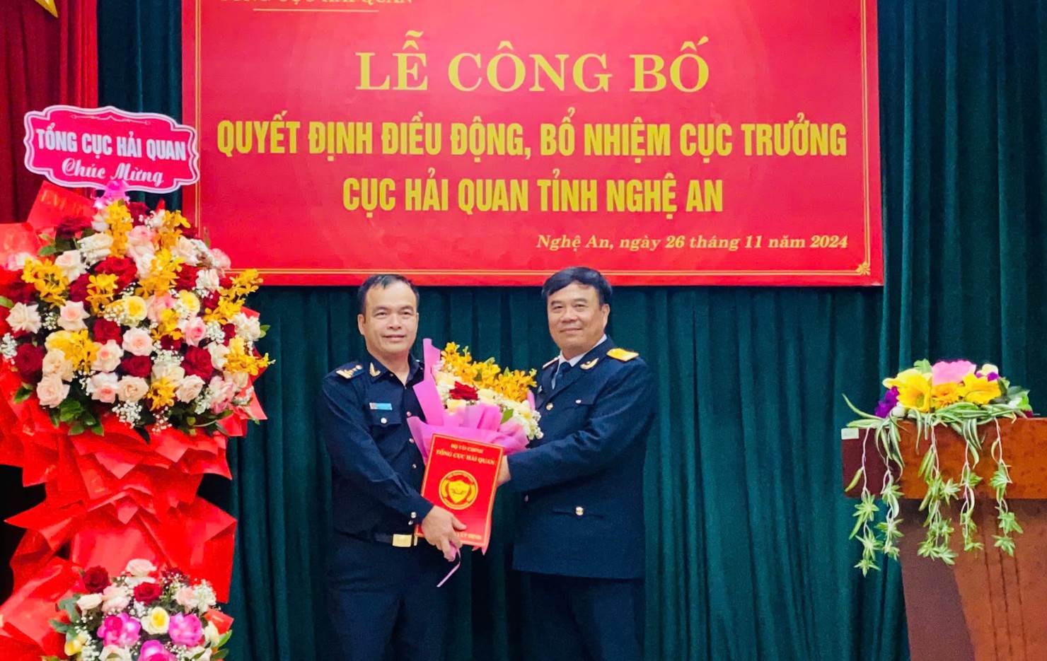 Tổng cục trưởng Nguyễn Văn Thọ trao quyết định và tặng hoa chúc mừng tân Cục trưởng Cục Hải quan Nghệ An Nguyễn Hồng Linh. 