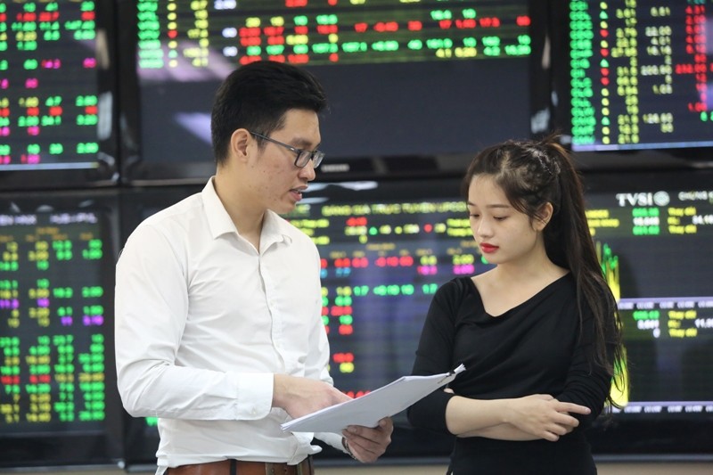 Việc áp dụng IFRS không chỉ mang lại lợi ích riêng cho từng doanh nghiệp mà còn có tác động sâu rộng tới toàn bộ thị trường chứng khoán.