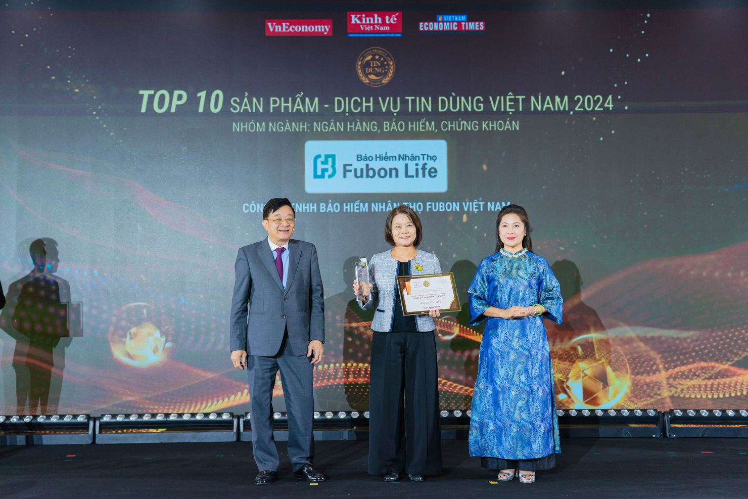 Bà Lo, Mei-Fang - Tổng Giám đốc Fubon Life Việt Nam nhận giải Top 10 sản phẩm dịch vụ Tin dùng Việt Nam năm 2024 cho nhóm ngành Ngân hàng - Bảo hiểm - Chứng khoán. 